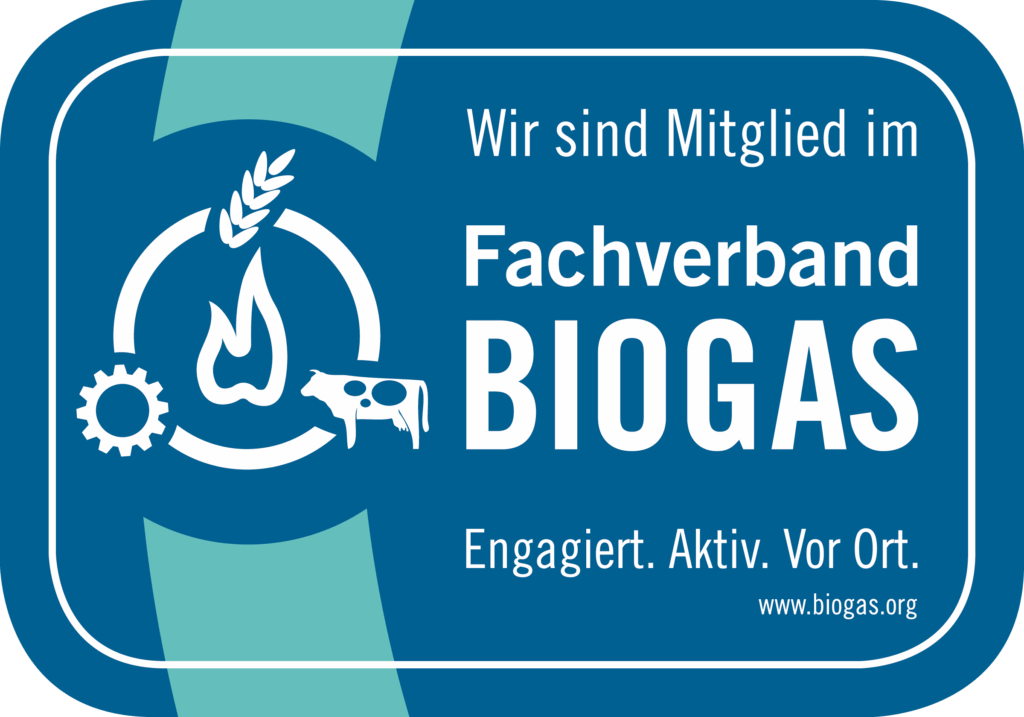 Logo des Fachverbandes Biogas mit Text „Wir sind Mitglied im Fachverband BIOGAS – Engagiert. Aktiv. Vor Ort.“ und Symbolen für Energie, Landwirtschaft und Technik.